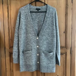 This sweater is from spring 2020 only worn 1x excellent condition